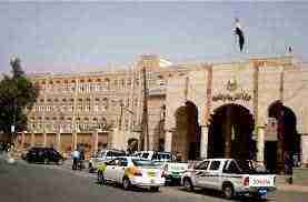 مصادر تربوية في صنعاء تكشف عن تخصيص الحوثي الاربعاء لإيران