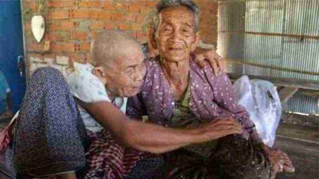 بعد فراق حوالي نصف قرن شقيقتان كمبوديتان في سن المئة تلتقيان