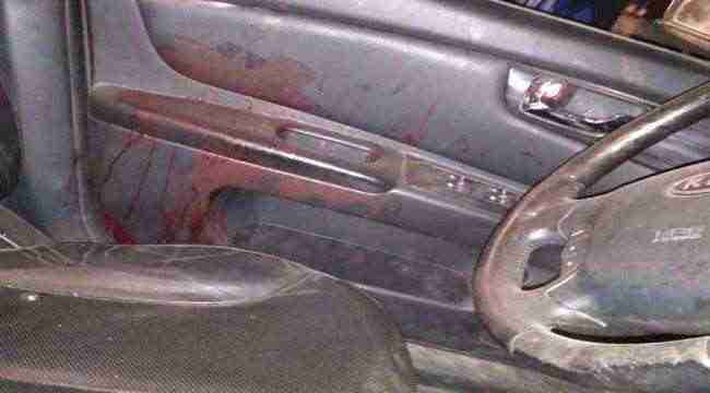 شاهد بالصور.. الشرطة تعثر على سيارة مجهولة عليها آثار طلقات نارية ودماء في عدن