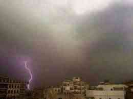 فلكي يمني يتوقع هطول أمطار رعدية والأرصاد يحذر