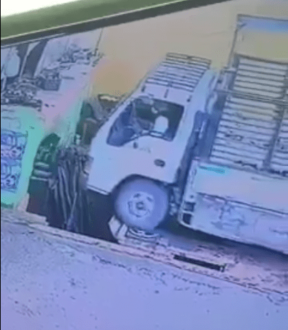 شاهد.. فيديو يوثق لحظة سقوط شاحنة على عامل يمني بالسعودية