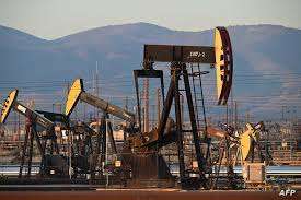 النفط ينخفض 2% بعد تقرير عن زيادة مخزونات الخام الأميركية