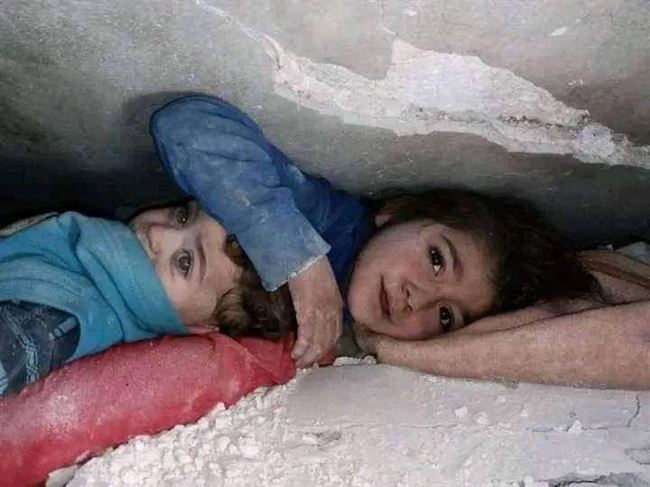 ظلت 17 ساعة تحت الأنقاض.. مشهد مؤثر لطفلة سورية تحمي رأس شقيقتها