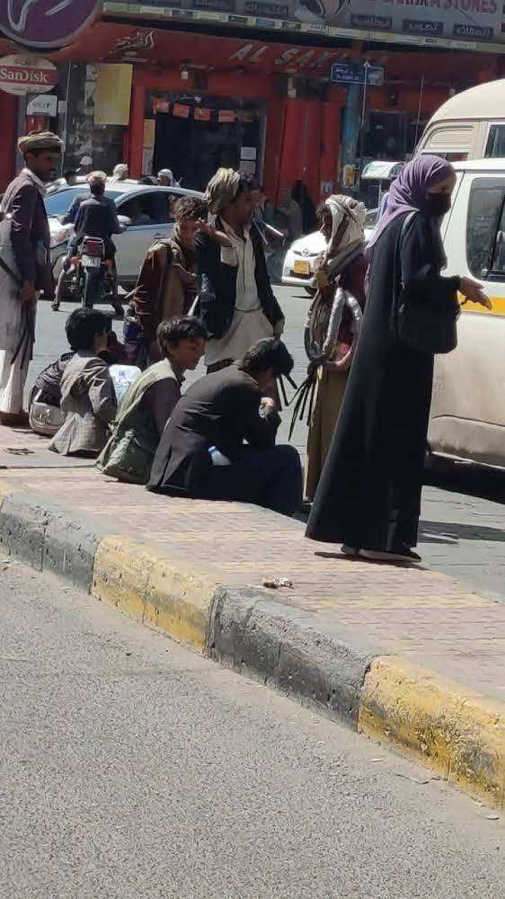 مشاهد الفقر في شوارع صنعاء المكتظة بالمتسولين وسط تصعيد حوثي بحري