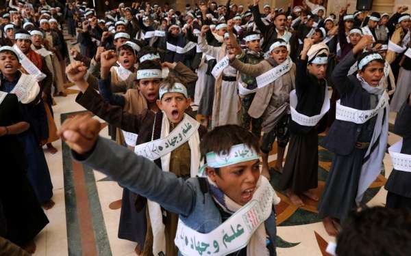 صحيفة بريطانية تعري الحوثي .. هكذا يتم تجنيد الأطفال وإرسالهم للجبهات