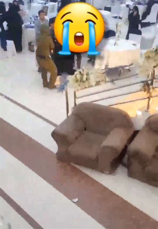 فيديو صنعاء يفجر غضب اليمنيين.. شاهد الحوثيون يقتحمون صالة أفراح نسائية و يقتادون امرأة بوحشية