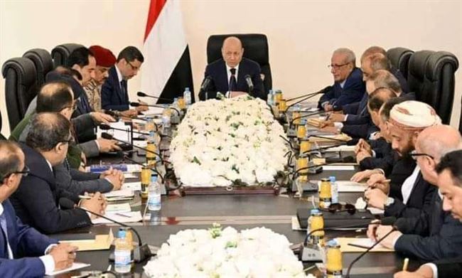 السلطة تتسول مرتبات الموظفين وتستخدم العملة الصعبة للمسؤولين المسترخين خارج البلد