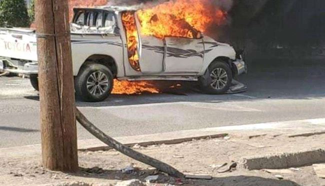 شاهد لحظة انفجار سيارة في عدن واحتراق سائقها