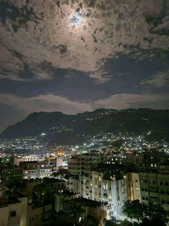 طقم عسكري بأمر من قيادة محور تعز يقتحم منزل مواطن ويرتكب جريمة بشعة بحق النساء