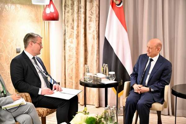 العليمي يبحث مع ألمانيا تداعيات وآثار الهجمات الحوثية في البحر الأحمر