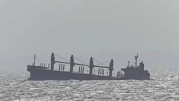 صورة تنسف كذبة إغراق الحوثي سفينة بريطانية بالبحر الأحمر