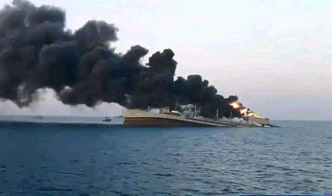 صواريخ الحوثي تشعل سفينة بالبحر الأحمر