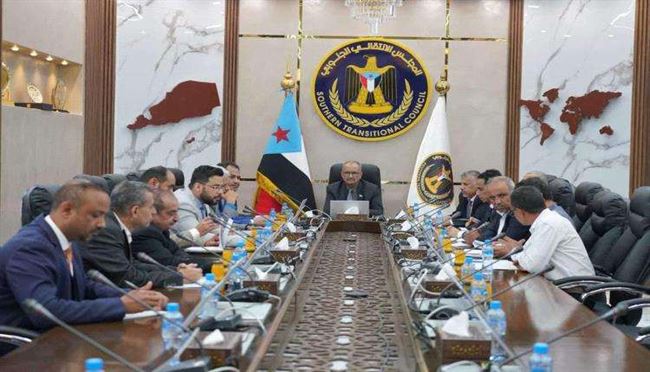 الانتقالي يحذر الحوثيين من استمرار استهدف السفن الاغاثية القادمة إلى ميناء عدن