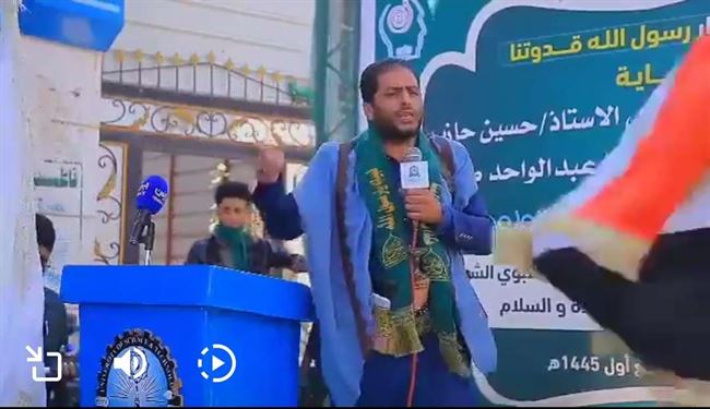 بالفيديو.. قيادي حوثي يهين العلم الوطني بصنعاء