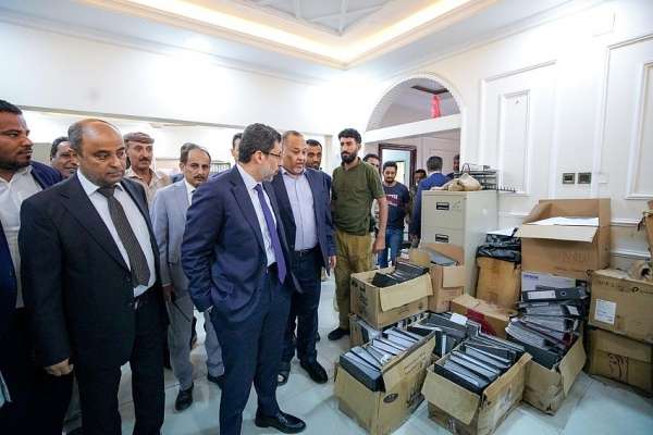 لأول مره.. رئيس حكومة يمنية يحيل قيادات مصلحة الضرائب بعدن للتحقيق