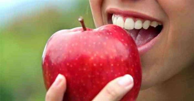 خبراء تغذية يكشفون سر ثمين لتناول التفاح على الريق