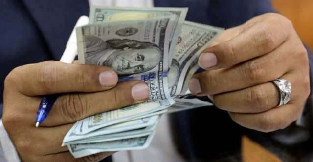 مصادر في صنعاء تكشف توجيهات حوثية جديدة بمنع الدولار الأمريكي