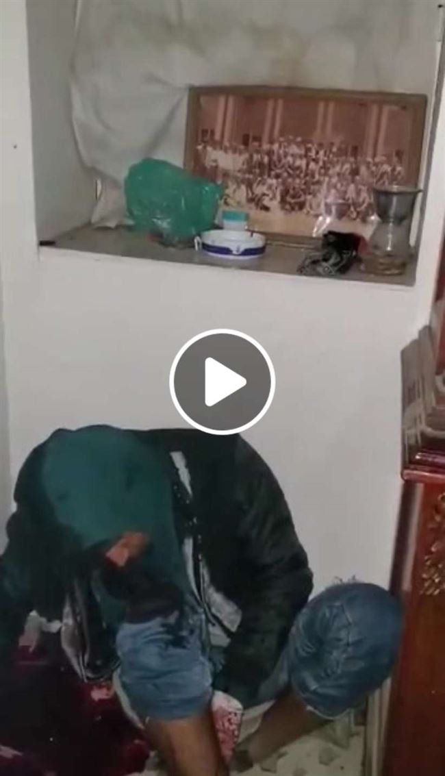 فيديو.. مواطن شجاع في صنعاء يواجه عصابة مسلحة اقتحمت منزله.. حاصر أحد اللصوص بزاوية الغرفة