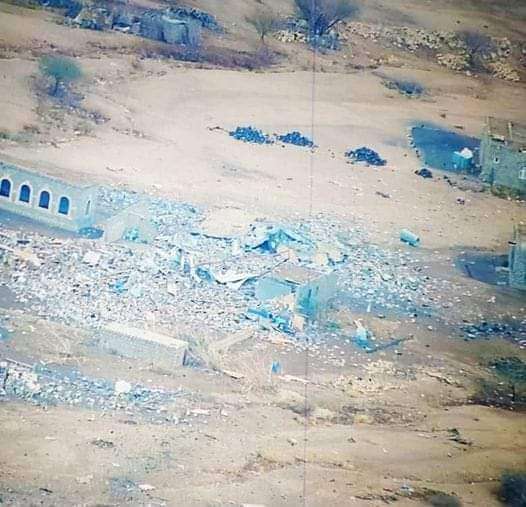 خبراء حوثيون يفخخون منزل مواطن ويساونه بالأرض بعد نسفه بمواد شديدة الانفجار بمأرب