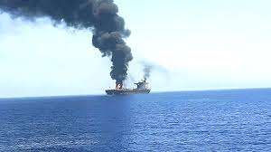 بعد إشراف خبراء أجانب على تدريب الحوثي.. أول سفينة تجارية تتعرض للقرصنة بالبحر الأحمر