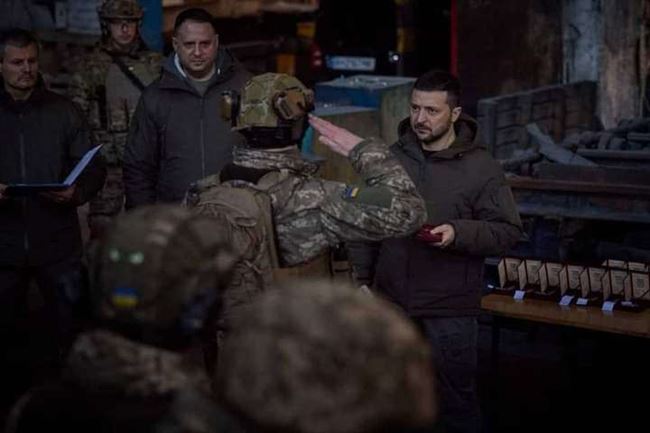 زيلينسكي يزور القوات الأوكرانية قرب باخموت
