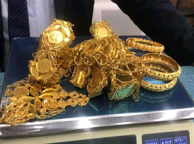 بالصور.. ضبط امرأة يمنية في مطار القاهرة بحوزتها كميات كبيرة من الذهب