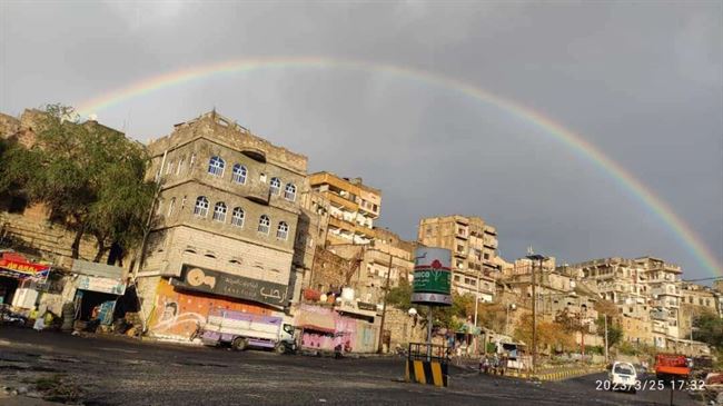 بعد محاولة إغتيال محافظ تعز.. الحوثي يقصف حي سكني بالكامل بالمدينة