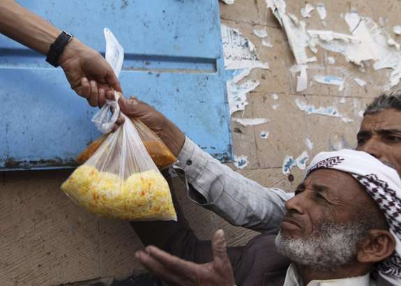 قيود جديدة مشددة فرضها الحوثي في صنعاء لمنع تقديم المساعدات للفقراء واعتقال 13 فاعل خير