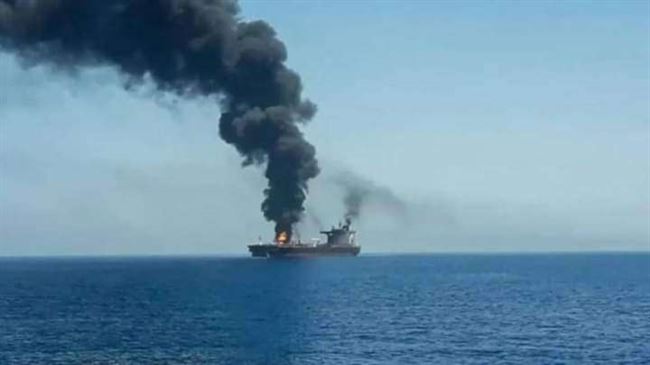إنفجار وأعمدة دخان تتصاعد.. إصابة سفينة شحن أمريكية قبالة سواحل اليمن