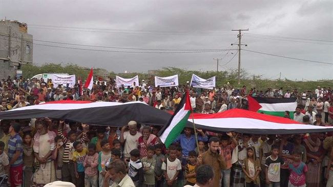 ابناء الحديدة والمخاء يحتشدون للتنديد بإرهاب الحوثي بالبحر والبر وإغراق السفينة "روبيمار"