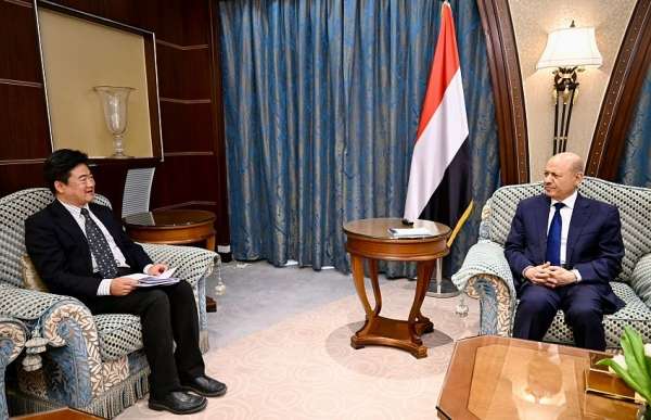 العليمي يحدد الطريق الأمثل لتأمين المياه الإقليمية والملاحة الدولية