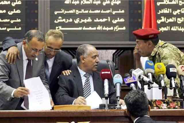 برلمان الحوثي يسقط عضوية 44 من أعضاءه واحمد حاشد يعترض ويعلن براءته مما حدث !
