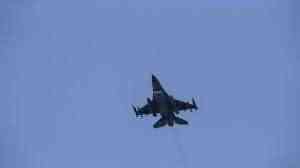 طائرة حربية تقصف قاعدة عسكرية تركية شمال سوريا
