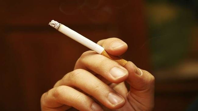 لماذا يكون المدخن أكثر عرضة للإصابة بـ "كوفيد-19"