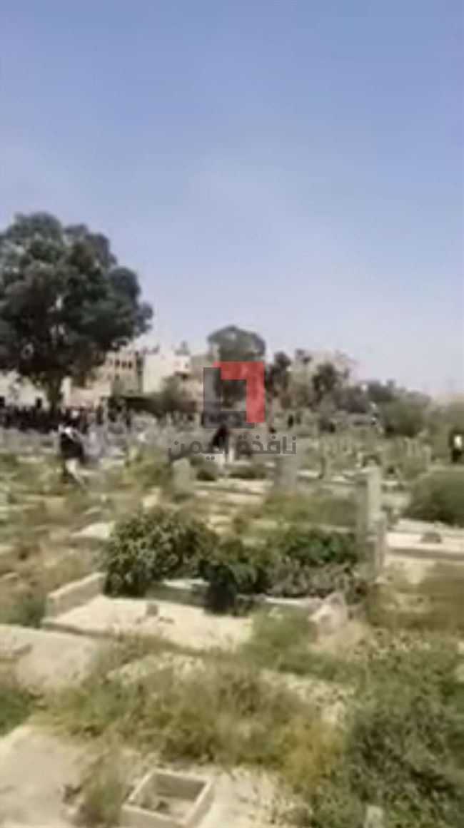 شاهد.. فيديو يرصد تدفق كبير ومخيف لدفن جثامين كورونا في إحدى مقابر صنعاء اليوم الجمعة
