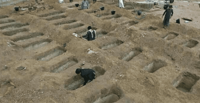 بعد أن امتلأت بكورونا.. شاهد أول جنازة في صنعاء تدخل مقبرة خزيمة قبل 70 عام
