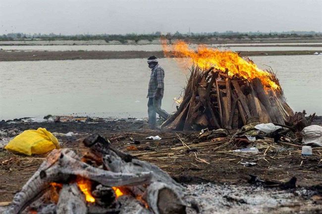 إصابات كورونا في الهند تتخطى حاجز 22 مليون.. وعشرات الجثث تطفو في نهر الغانج
