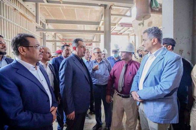 رئيس الحكومة اليمنية يعد بتشغيل أهم منشآة نفطية في اليمن
