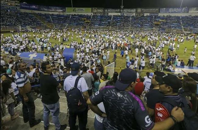 السلفادور تنهي دوري كرة القدم بعد حادثة التدافع