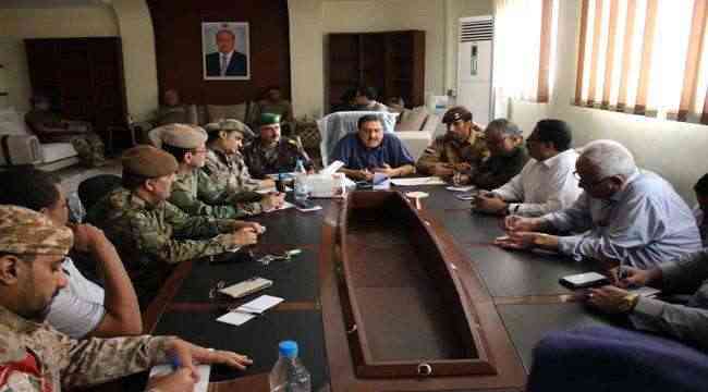 مدير أمن عدن يعقد اجتماع هام بقادة الأجهزة والوحدات الأمنية والعسكرية