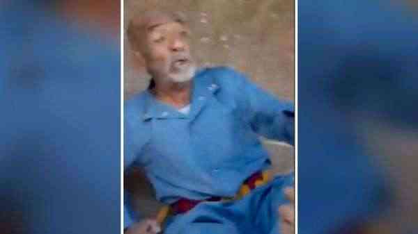 وسط عويل النساء والأطفال.. رجل مسن يتعرض للإعتداء والسحب من قبل عناصر ميليشيا الحوثي