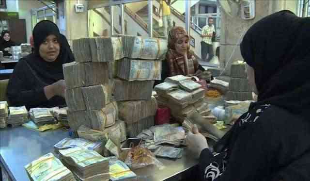 استقرار أسعار الصرف عند مستويات مرتفعة في عدن وحضرموت