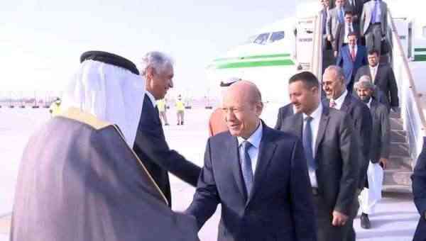 بمرافقة نائب واحد فقط  .. رئيس مجلس الرئاسة يصل الكويت في مستهل جولة خارجية