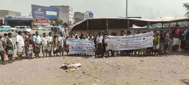 سائقو النقل الثقيل في عدن يحتجون لإسقاط رئيس النقابة