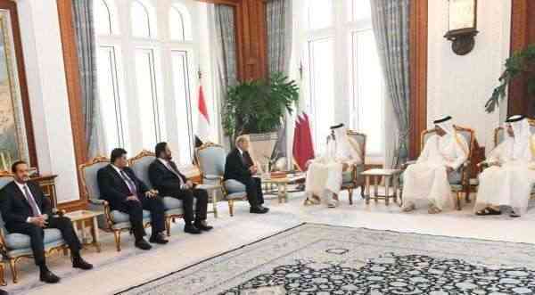 بدون الزبيدي والبحسني وطارق .. الرئيس العليمي يلتقي أمير قطر في الدوحة