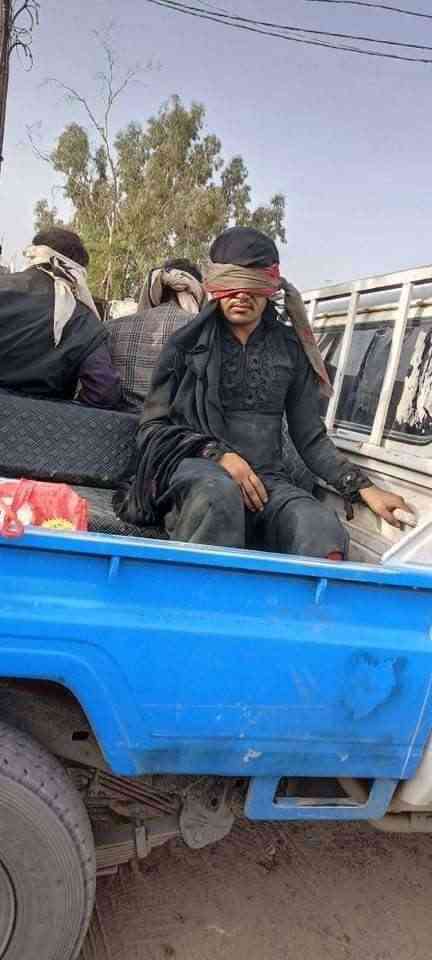 شاهد كبرى فضائح الحوثي وسط مدينة مأرب.. القبض على قيادي حوثي واثنين آخرين متنكرين بملابس نسائية