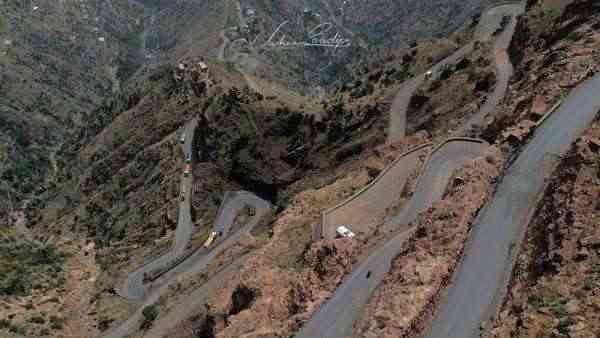 سيارة ركاب تطير من فوق الجبل إلى أسفله في إب .. حادث مروري مروع (صورة)