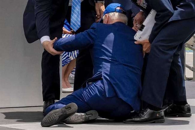 كيس رمل يسقط الرئيس الأميركي إلى الأرض خلال حفل عسكري.. فيديو محرج