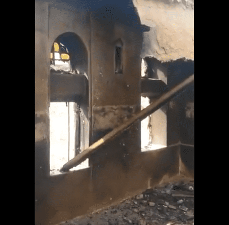 شاهد بالفيديو.. إحراق منزل في صنعاء قبل أن تهدمه عناصر الحوثي