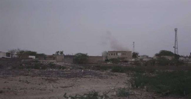 الحوثيون يستهدفون أحياء سكنية في حيس والمشتركة ترد